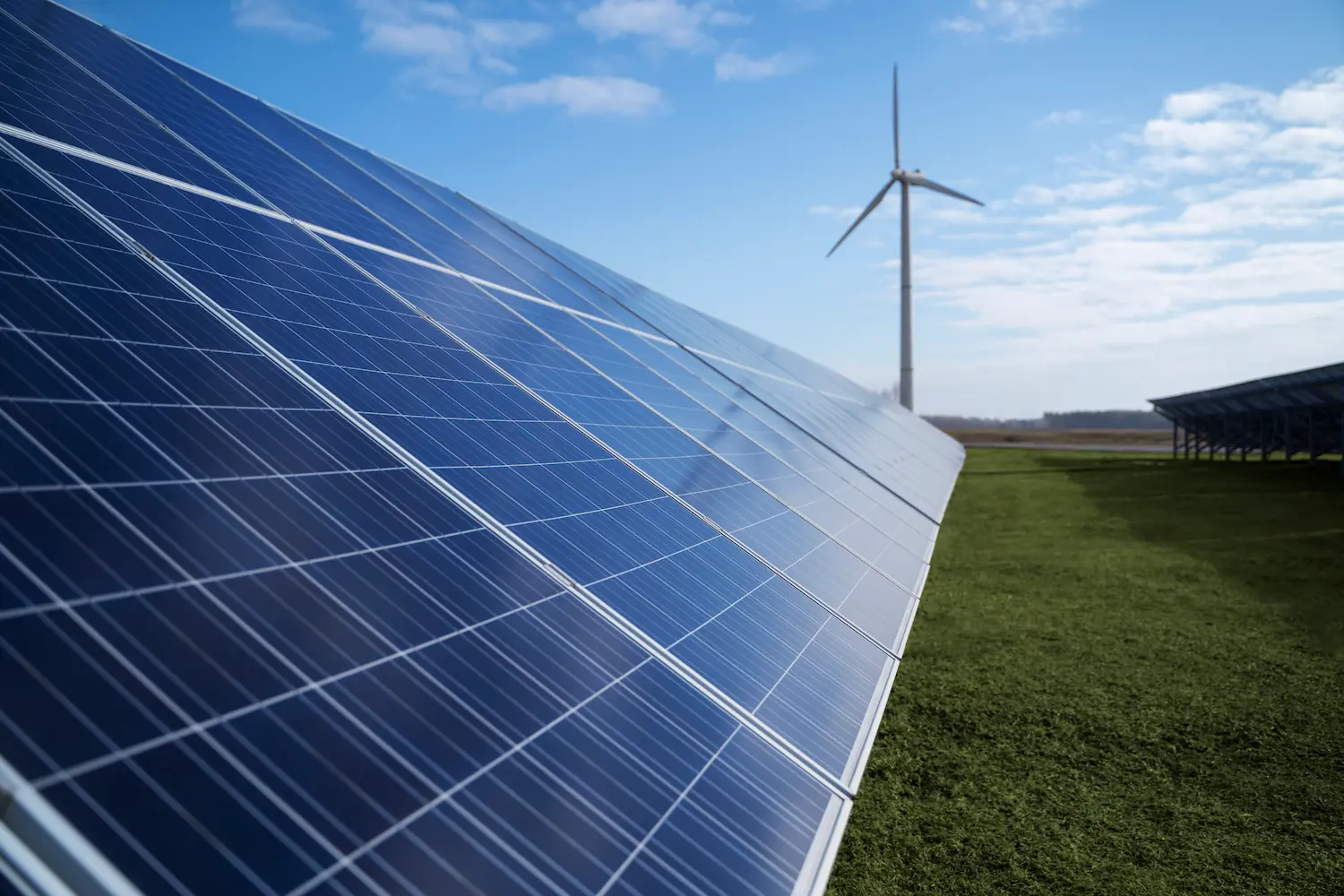 Zestaw fotowoltaiczny 5 kW z montażem na dachu budynku mieszkalnego, symbolizujący inwestycję w odnawialne źródła energii.